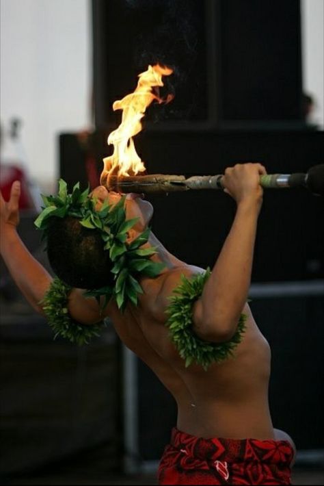 Samoan Dance, Lilo Pelekai, Fire Eater, Rehearsal Dinner Planning, Bestseller Books, Dinner Planning, Male Dancers, Polynesian Men, Fire Breather