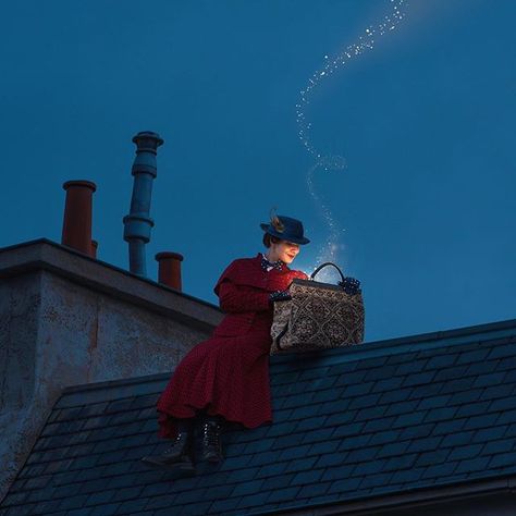 AD - Rooftop check; Mary Poppins outfit check; magical carpet bag check. I think I'm finally ready to celebrate the release of Mary Poppins Returns with @odeoncinemas. It's no secret that we're huge Mary Poppins fans in this family so when I saw an opportunity for me to become her for a day I didn't need much encouragement. I put on my dress slipped on my hat climbed onto my roof (this part does need more practice I didn't have as much grace and poise as the real deal) and for all the neighbours Mary Poppins 2018, Mary Poppins Outfit, Glenda The Good Witch, Mary Poppins Movie, Mary Poppins Returns, Box Costumes, Jolly Holiday, Magic Aesthetic, Outfit Check