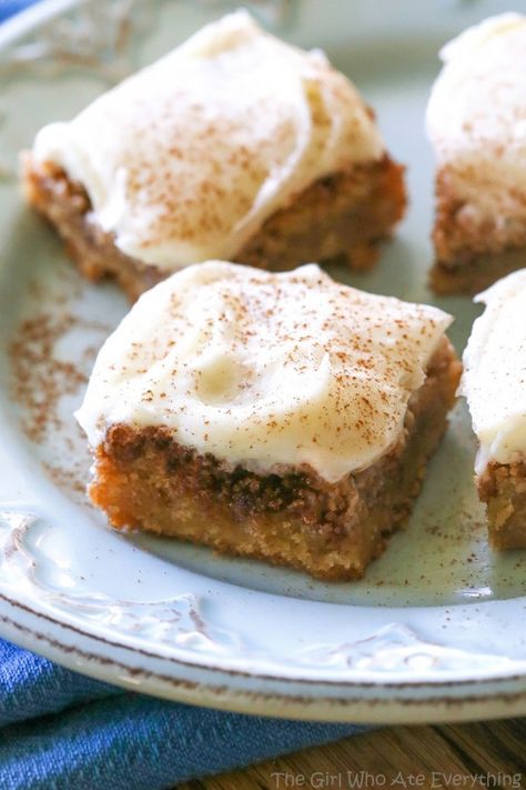 Cinnamon Roll Blondies - The Girl Who Ate Everything Cinnamon Roll Blondies, The Girl Who Ate Everything, Blondies Recipe, Köstliche Desserts, Simple Recipes, Cinnamon Roll, Cheese Frosting, Cream Cheese Frosting, Bars Recipes