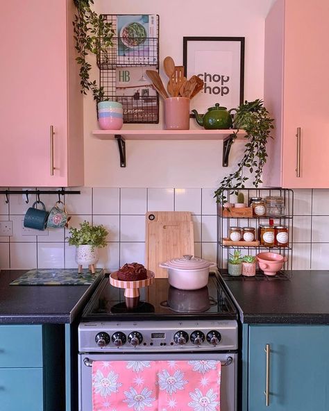 Simple Kitchen Island, Small Modular Kitchen, Eclectic Kitchen Decor, Jacket Potatoes, Colorful Dinnerware, Dream House Aesthetic, Interior Boho, Modular Kitchen Designs, Eclectic Interior Design