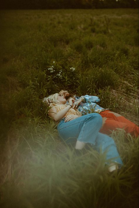 Summer Couples Photoshoot, Cottage Core Photoshoot, Indie Couple, 70s Couple, 70s Photoshoot, Hippie Couple, Spring Home Decor Ideas, Home Decor Spring, Style Couple