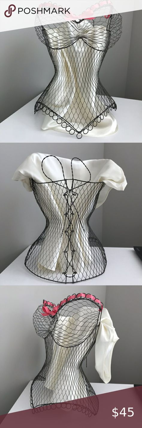 Chicken Wire Sculpture of Corset Nervous Stomach, Wire Corset, Corset Diy, Chicken Wire Sculpture, Dress Maker, Wire Netting, Wire Bracelets, Mesh Corset, Year 9