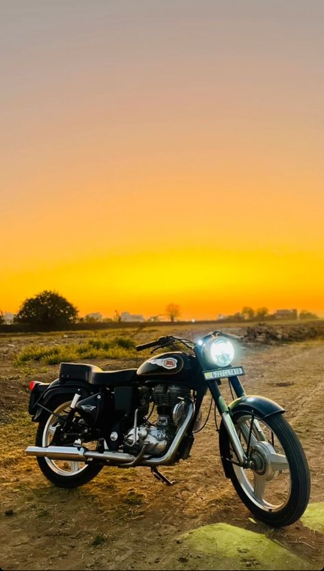 Bullet Pics, Ram Ji Photo, Royal Enfield Wallpapers, Photography 2023, King Chess, Bullet Bike, Night Bike Ride, Bullet Bike Royal Enfield, Desi Vibes