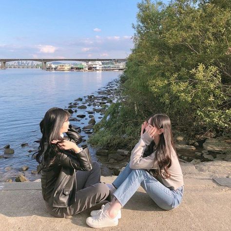 Foto Best Friend, Korean Best Friends, Best Friend Photoshoot, Bff Photoshoot Poses, 사진 촬영 포즈, Bff Photoshoot, Best Friends Aesthetic, Korean Girl Fashion, Friend Poses