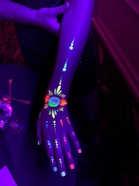 Glow In Dark Body Painting, Glow Paint Body Designs, Neon Paint Ideas Face, Neon Party Paint Body Art, Glow In Dark Face Paint, Neon Festival Face Paint, Rave Body Art, Glow In The Dark Lights, Glow Body Painting