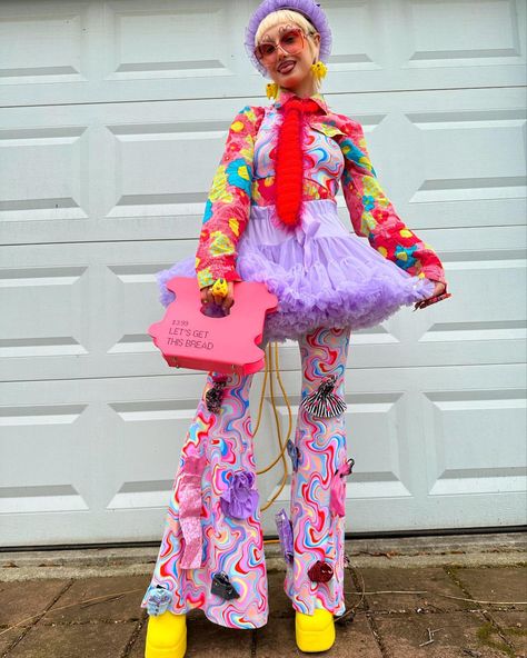 Cowboy Clown, Fruits Fashion, 70s Cowboy, Kidcore Fashion, Estilo Kitsch, College Outfit Ideas, Maximalist Outfits, Rave Fit, Cute College Outfits