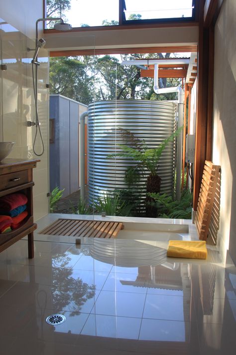 Shower floor deck over sunken tub. Very cool. Sunken Bath, Sunken Bathtub, Sunken Tub, Shower Tub Combination, Shower Over Bath, Bathroom Tub Shower, Casas Coloniales, Tiny House Bathroom, Trendy Bathroom