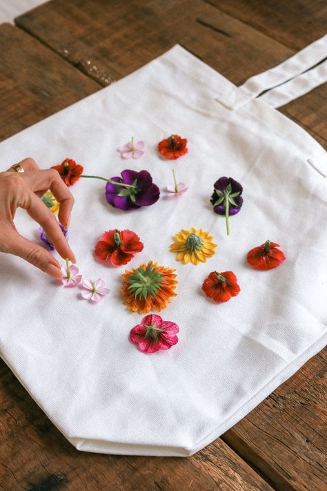 Still not sure what to get your loved ones for Christmas this year? Get crafty and make them a pressed flower tote bag! Crafts With Fresh Flowers, Kid Flower Craft, Diy Flower Crafts For Kids, Flower Pressing On Fabric, Flower Stamping On Fabric, Sustainable Craft Ideas, Fun Crafts For Women, Things To Make With Pressed Flowers, Dried Flower Art Diy