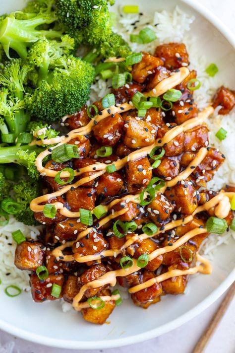 This Honey Garlic Tofu comes together quickly but is so incredibly packed with flavor and is likely to be one of your NEW favorite tofu recipes! All you need is one large skillet for the tastiest tofu you've had in a while. Tofu One Pot Meals, Tofu Recipes Gluten Free, Honey Glazed Tofu, Lunch With Tofu, Kid Friendly Tofu Recipes, Tofu Bowl Recipe, Grilled Tofu Recipes, Honey Garlic Tofu, Peanut Sauce Tofu