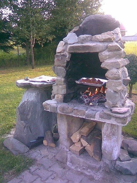 Fire Pit Gravel, Rustic Outdoor Fireplaces, Cinder Block Fire Pit, Outdoor Stone Fireplaces, Fire Pit Decor, Backyard Grill, Fire Pit Materials, Small Fire Pit, Stone Oven