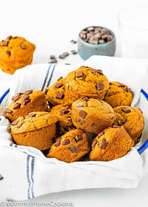 Bursting with fall flavors with a tender crumb and perfectly sweet, these really are the Best Eggless Chocolate Chip Pumpkin Muffins. Perfect for breakfast, brunch, or after-school snack. Eggless Pumpkin Muffins, Egg Free Dessert Recipes, Chocolate Chip Pumpkin Muffins, Pumpkin Muffins Recipe, Eggless Breakfast, Bakery Muffins, Egg Free Desserts, Pumpkin Muffin Recipes, Dessert Breakfast