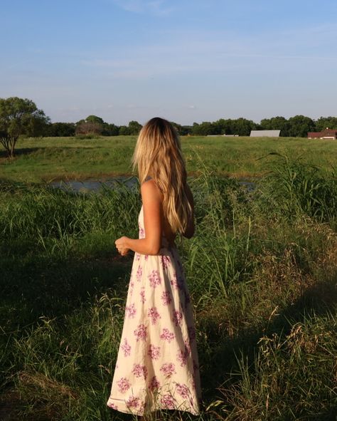 The art of living Floral Outfit Aesthetic, Senior Picture Dresses, Cottage Outfits, Cottage Clothes, Farm Outfits, Senior Pictures Dresses, Countryside Living, Cottagecore Country, Farm Dress