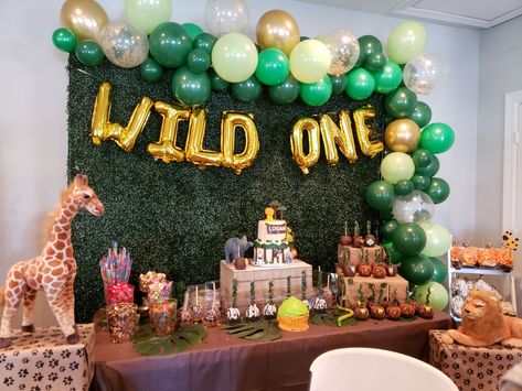 Safari Balloon Garland, Balloon Garland Tutorial, Boxwood Backdrop, Safari Balloon, Garland Tutorial, 2nd Birthday Party For Boys, Safari Birthday Party, Safari Birthday, Wild One