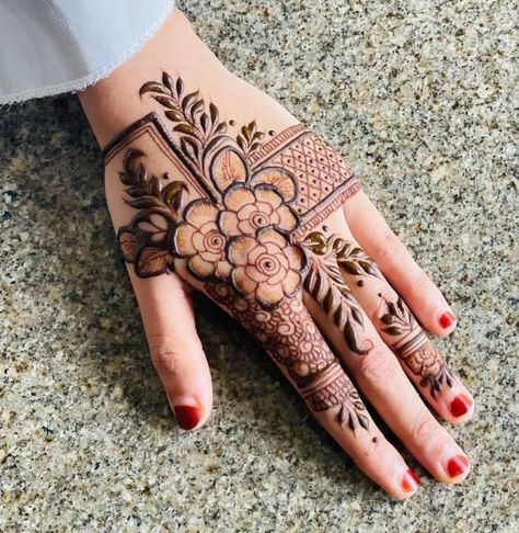 Henna designs Mehendi Designs For Beginners, Mehndi Designs Back Hand, Mehndi Designs Back, Mehendi Designs For Hands, Short Mehndi Design, Hand Mehndi Designs, Mehndi Designs Simple, Back Hand Mehndi, Mehndi Outfit