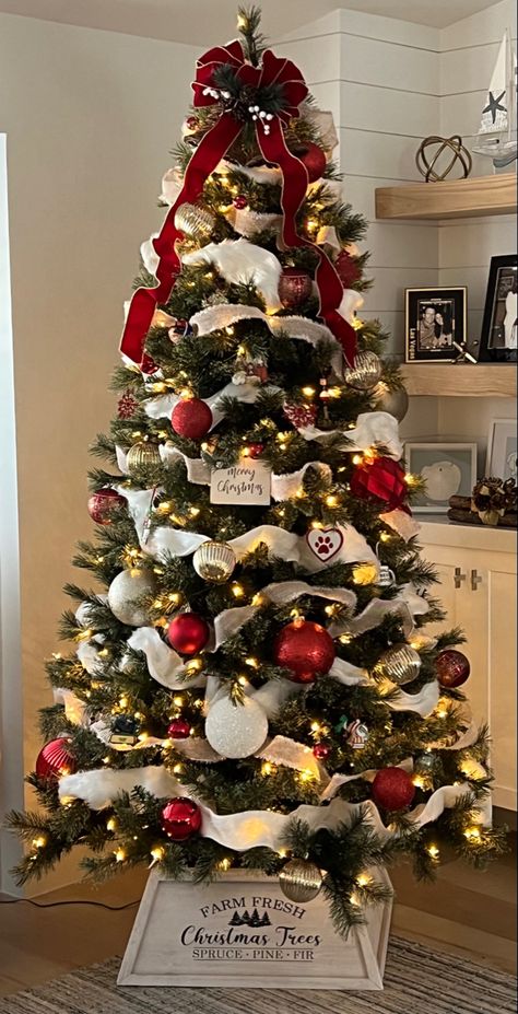 Red And White Xmas Tree Decorating Ideas, Christmas Tree With White Ribbon, Christmas Tree White Ribbon, White Ribbon On Christmas Tree, Red White And Green Christmas Tree, White Xmas Tree Decorating Ideas, Christmas Tree Red Ribbon, White Xmas Tree, Red And White Christmas Tree