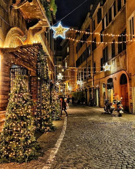 BORGHI | italiastyle_borghi on Instagram: “💚♡❤️BORGHO💚♡❤️ 👉 PHOTOGRAPHER: 🏆@barbi.giangiu 👈 🌍 LOCATION : 🇮🇹 #roma 🏆 SELECTED BY: @chrisma1105 🚶 Follow 👉 @italiastyle_borghi ✔…” Christmas In Rome, Arte Ganesha, Rome Winter, Christmas In Italy, Italian Life, Italy Holidays, Italy Travel Guide, Beautiful Streets, Arches National Park