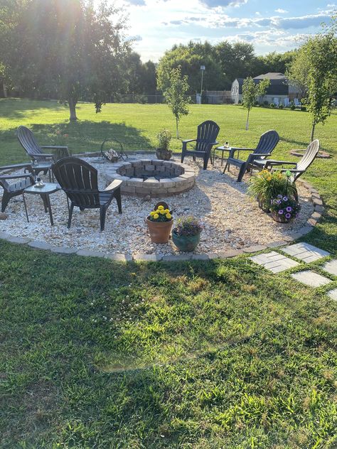 Flagstone Pathway To Fire Pit, Backyard Fire Pit Ideas Pavers, Round Gravel Fire Pit Area, Pea Gravel Fire Pit Area, Firepit Seating Area, Pea Gravel Fire Pit, Gravel Fire Pit Area, Firepit Deck, Firepit Design