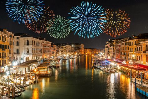 Venice New Years Eve - Tips and Recommendations Fireworks Photos, Italy Winter, Best Places In Europe, Fireworks Photo, Places In Europe, Winter Break, New Year’s Eve, Fall Photos, Photo Look