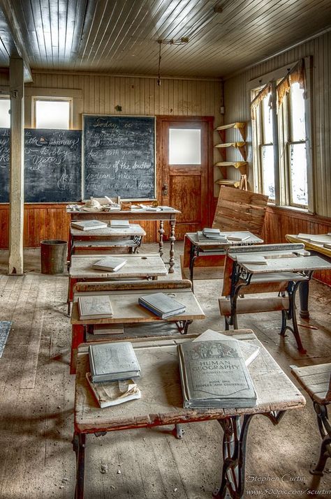 Ghost Town School House . Bodie California Bodie California, Old Abandoned Buildings, Country School, Abandoned Property, Urban Exploring, Old School House, Mysterious Places, Abandoned Mansions, School Room