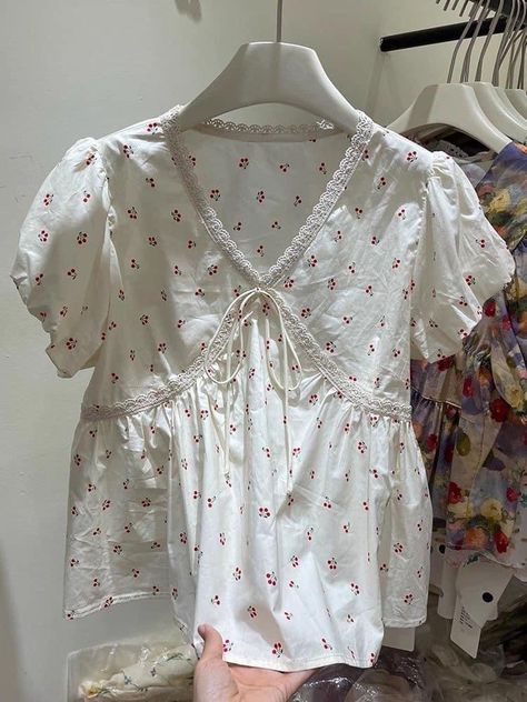 Preppy Chic Outfits, Cotton Blouse Design, Modest Casual Outfits, Myanmar Dress Design, Fashion Top Outfits, Everyday Fashion Outfits, Casual Day Outfits, Quick Outfits, Pretty Blouses