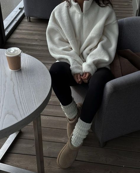 Legging And Sweater Outfits, Leggings Outfit Aesthetic, Leggings And Sweater Outfit, Winter Comfy Outfits, Cosy Outfit, Cozy Winter Outfits, Cozy Outfit, Winter Fashion Outfits, Fall Winter Outfits