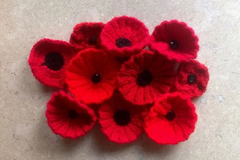 Poppy knitting pattern Free Knitted Flower Patterns, Knitted Poppy Free Pattern, Crochet Poppy Pattern, Knitted Poppies, Knitted Flower Pattern, Christmas Knitting Projects, Crochet Poppy, Remembrance Day Poppy, Remembrance Poppy