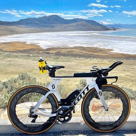 Triathlon Bike Bicycles, Bicycle Aesthetic, Cycling Videos, Bike Artwork, Off Road Cycling, Triathlon Gear, Road Racing Bike, Cycling Pictures, Track Cycling