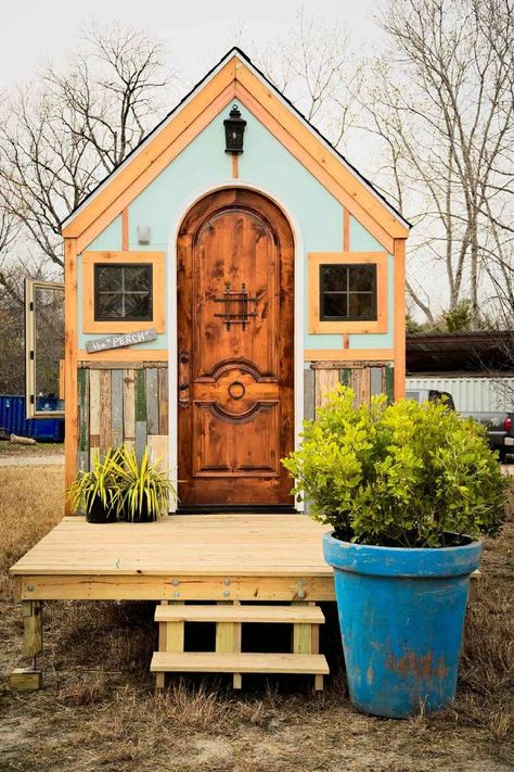 The “Birds Nest” Tiny House Is a Tiny Fairytale Retreat Tiny House Architecture, Reclaimed Windows, Tiny House Exterior, Fairytale House, Tiny House Nation, Bird House Kits, Birds Nest, Tiny House Decor, Tiny House Movement