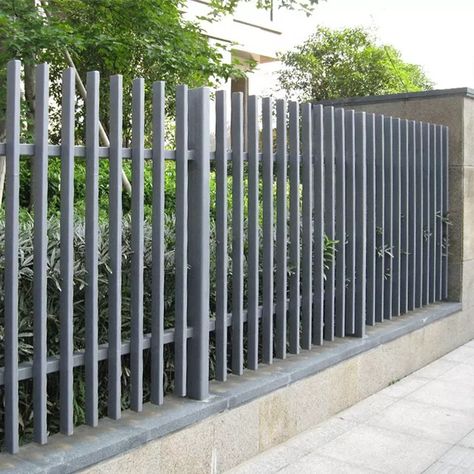 Steel Fence Design Modern, Fence Grill Design Modern, Wall Fencing Design, Square Tubing Fence, Square Tube Gate Design, Black Aluminum Fence Landscaping, Modern Fence Design Metal Steel Gate, Grill Fence Design, Simple Fence Design