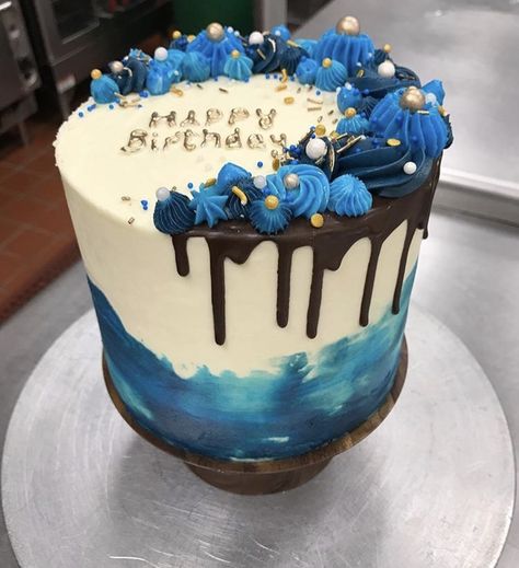 Men Cake Designs Happy Birthday, Drip Cake For Men Birthday, Drip Cake For Men, Blue Cake With Chocolate Drip, Blue Velvet Birthday Cake, Blue Cakes Birthday, Blue Drip Cake Birthday, Blue Drip Cake For Men, Blue Birthday Cakes Men