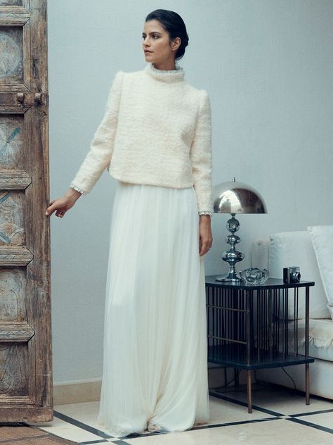 Ocho formas de llevar vestido de novia de manga larga si te casas en invierno y no quieres pasar frío German Wedding Dress, Wedding Dress Cardigan, Simple Wedding Dress Elegant, Miraculous Ideas, Wedding Sweater, Bridal Sweater, Bridal Gown Inspiration, Bridal Coat, Wedding Dress Elegant