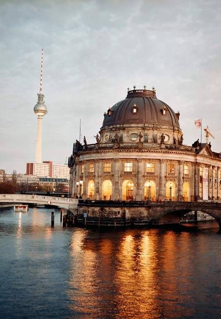 Kulturgeschichte vor traumhafter Kulisse - das Bode-Museum auf der Museumsinsel in Berlin-Mitte Museum Island, Berlin Museum, Berlin Travel, Interlaken, Voyage Europe, Cities In Europe, Dusseldorf, Samar, A Bridge