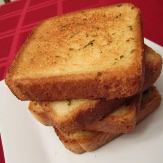 Homemade Garlic Bread-> Texas Toast to have with bbq chicken Garlic Breads, Holiday Recipies, Make Garlic Bread, Garlic Toast, Sandwich Loaf, Homemade Garlic Bread, Cauliflower Fried, Texas Toast, Butter Spread