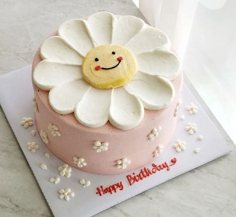 Small Cake Designs, Birthday Tart, Tårta Design, Flower Cake Design, Cake Designs For Kids, Buttercream Cake Designs, Big Cake, Daisy Cakes, Birthday Cake With Flowers