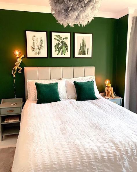 Dark green accent wall in a bedroom with feather chandelier Fresh Bedroom Ideas, Dark Green Accent Wall, Forest Green Bedrooms, Green Bedroom Colors, Green Room Ideas Bedroom, Emerald Green Bedrooms, Grey And Gold Bedroom, Green And White Bedroom, Dark Green Rooms