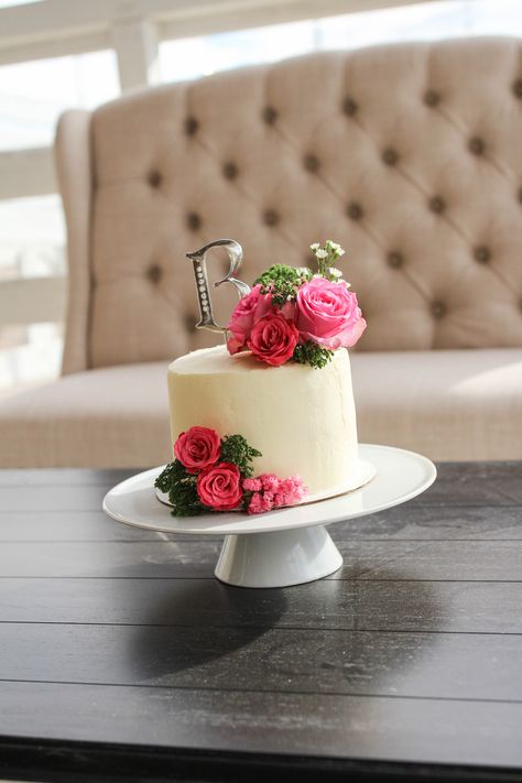 Flower Cake With Real Flowers, Cake Design With Real Flowers, Cake Real Flowers, Simple Wedding Cake With Flowers, Cake Decorated With Real Flowers, Mini Cake With Fresh Flowers, Cake Surrounded By Flowers, Small Wedding Cake, Wedding Cake With Flowers