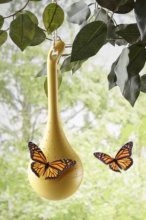 These unique hanging butterfly feeders hold nectar in an internal reservoir that can only be accessed by butterflies via small feeding holes surrounding the feeder. Bee Feeder, Butterfly Feeders, Butterfly Feeder, Butterfly House, Whimsical Garden, Bird Garden, Butterfly Garden, Diy Outdoor, Oasis