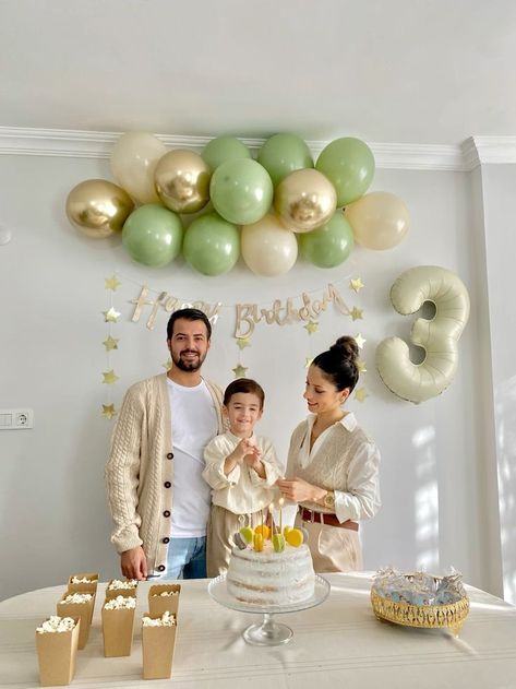 Cute Birthday Photoshoot Ideas, Cute Birthday Photoshoot, Happy 1st Birthday Wishes, Baby Birthday Photoshoot, Birthday Decorations At Home, Baby First Birthday Cake, Happy Birthday Decor, Birthday Room Decorations, 1st Birthday Pictures