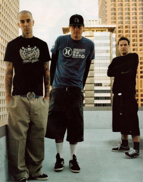 Punk rock gods Blink-182 Blink 182 Outfit, 2000s Punk Fashion, Pop Punk Outfits, Punk Outfits Men, Punk Fashion Men, Stile Punk Rock, 2000s Men, Metal Outfit, Punk 90s