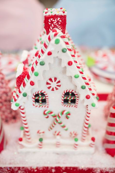 Adorable peppermint gingerbread house! Click to see the rest of the peppermint Christmas decor! Peppermint Christmas Decor, Turtle Creek Lane, Cozy Candlelight, Christmas Turtle, Gingerbread House Cookies, Candy Cane Lane, Turtle Creek, Gingerbread Christmas Decor, Peppermint Christmas