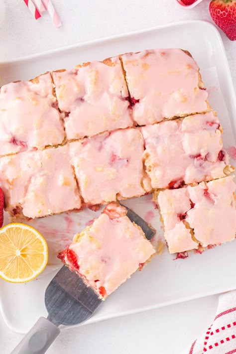 Strawberry Lemon Blondies Strawberry Lemon Recipes Desserts, Lemon Strawberry Recipes, Strawberry Lemon Sheet Cake, Summer Strawberry Recipes, Strawberry Lemon Blondes, Strawberry Lemonade Blondies, Strawberry Lemon Bars Recipes, Strawberry Lemon Desserts Easy, Strawberry Lemon Blondies Recipe