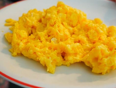 CREAMY ITALIAN SCRAMBLED EGGS (UOVA STRAPAZZATE) Scrambled Eggs Breakfast, Breakfast Eggs Scrambled, Fluffy Scrambled Eggs, Creamy Scrambled Eggs, Eggs Breakfast, American Breakfast, Italian Appetizers, Italian Cooking, Scrambled Eggs