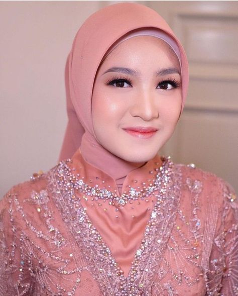 Makeup Bridesmaid Hijab, Braidsmaid Makeup Looks, Hairdo For Graduation, Make Up Wisuda Hijab, Bridesmaid Hijab Simple, Makeup Wisuda Hijab Flawless, Make Up Kondangan, Graduation Look Makeup, Graduation Hijab