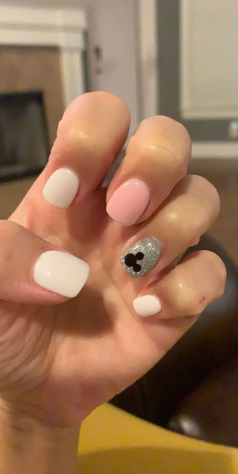 Cute Disney themed simple, classy, and pink nails. SNS with gel design. Pink Nails Sns, Disney World Nails, Nails Sns, Disney Themed Nails, Sns Nails Designs, Disneyland Nails, Disney Nail Designs, Mickey Mouse Nails, Disney Acrylic Nails