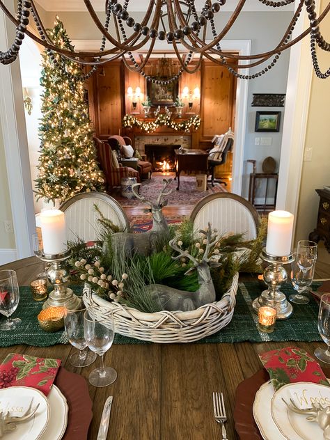 French Country Christmas Decor, Antique Christmas Decorations, French Country Christmas, Red Napkins, Christmas Dining Room, Gold Cutlery, French Country Design, English And French, Christmas Tours