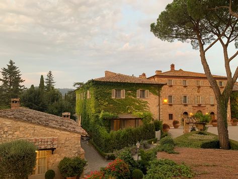 Tuscany Italy Aesthetic House, Summer In Tuscany Aesthetic, Mediterranean Vineyard, Tuscany Apartment, Italian House Aesthetic, Tuscany Architecture, Tuscany Aesthetic, Tuscany Vineyard, Italy Countryside