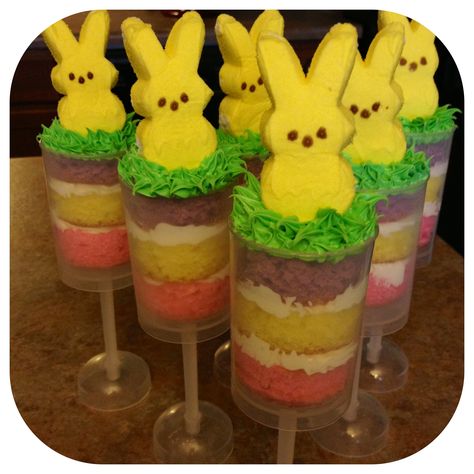 Easter cake push pops, peeps Easter Gifts For Classmates, Push Pop Desserts, Creative Easter Desserts, Easter Bunny Fruit, Gifts For Classmates, Easter Oreos, Push Cake, Cake Push Pops, Easter Things