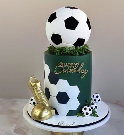 Football Cakes For Boys, Pastel Bakery, Football Cake Design, Sports Birthday Cakes, Football Themed Cakes, Soccer Birthday Cakes, Cake Designs For Boy, Sports Themed Cakes, Football Birthday Cake