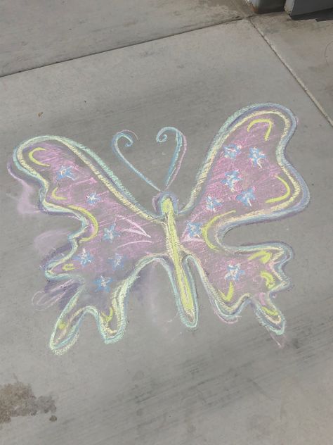 credit to me :) Chalk Butterfly, Fun Chalk Art, Chalk Ideas, Notes Diy, Sidewalk Chalk Art, Sidewalk Art, Pastel Butterflies, Chalk Drawings, Sidewalk Chalk