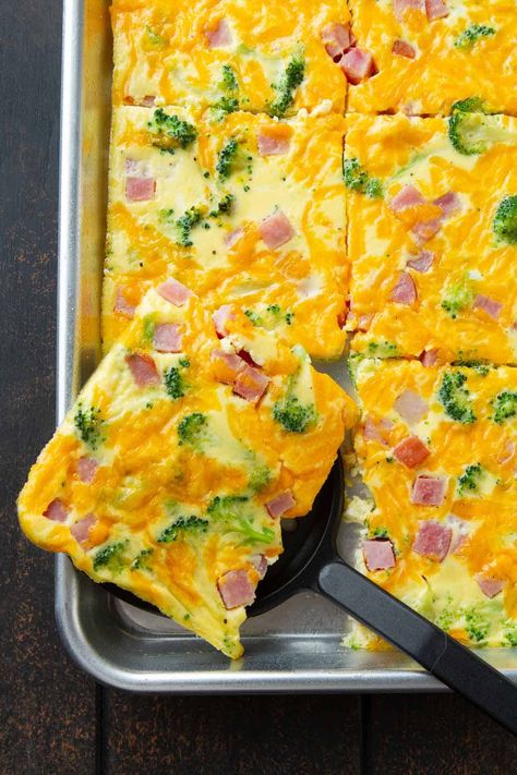 Craft a hassle-free breakfast with this sheet pan omelet – perfect for busy weekdays and lazy weekends alike. Tweak the ingredients to match your flavor preferences. | Omelette Sheet Pan Omelet, Pan Omelet, Easy Breakfast Options, Omelets Recipe, Turkey Meatball Recipe, Pan Meals, Pan Recipes, Make Ahead Meals, Make Ahead Breakfast